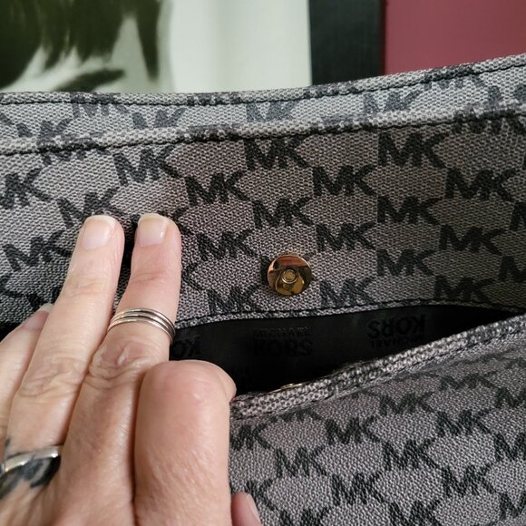 MICHAEL KORS JET SET BLACK MESSENGER TRAVEL BAG - LIKE NEW - Picture 6 of 10